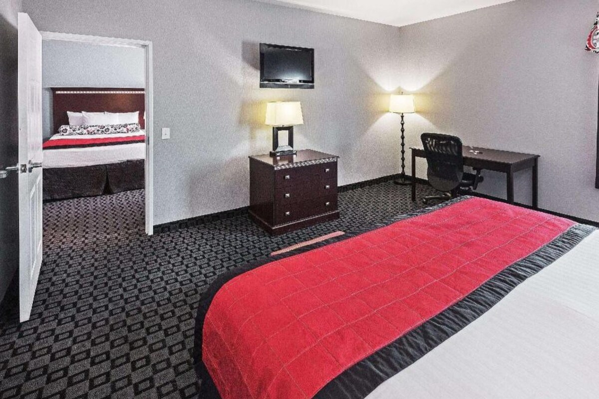 Seprai premium, tempat tidur Select Comfort, dan meja kerja