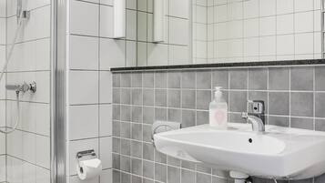 Ein modernes Badezimmer mit Dusche, Toilette und Waschbecken.