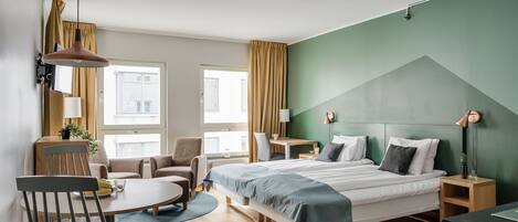 Escritorio, espacio para trabajar con laptop y cortinas blackout