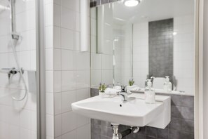 Shower, hair dryer, towels - The Nooq Lund (Lund)