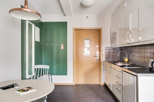 Escritorio, espacio para trabajar con laptop y cortinas blackout 