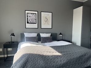 Escritorio, espacio para trabajar con laptop y cortinas blackout 