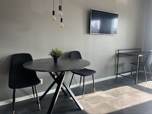 Escritorio, espacio para trabajar con laptop y cortinas blackout 