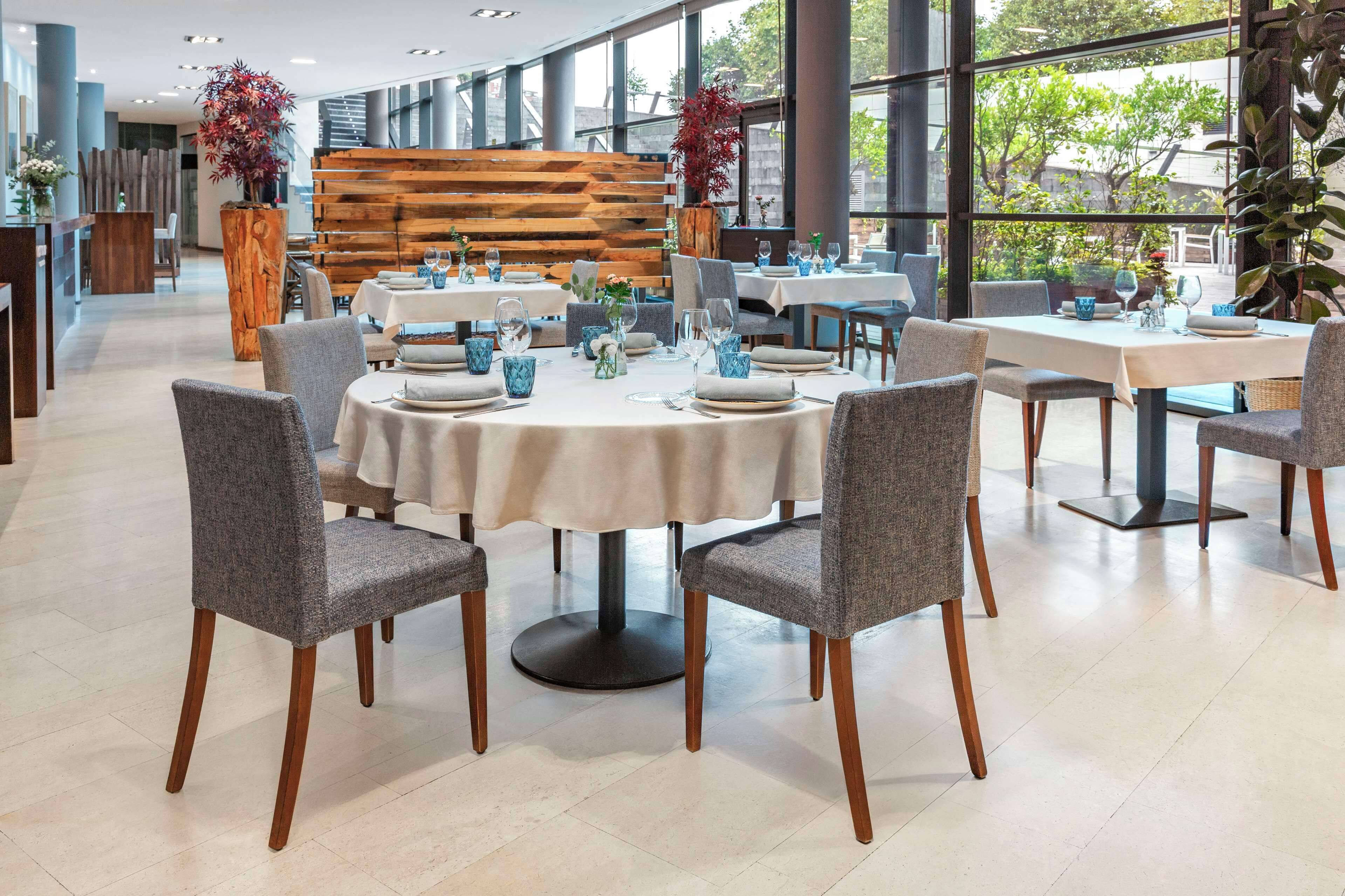 lunch and dinner served, international cuisine