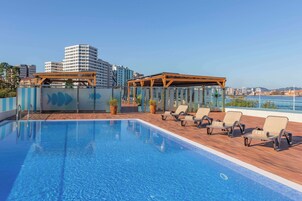 Una piscina al aire libre de temporada