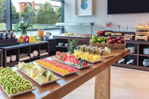 Buffet breakfast for a fee on weekdays