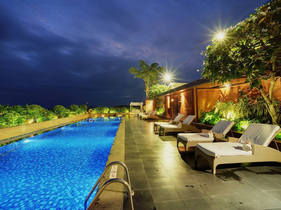 Outdoor pool, pool loungers