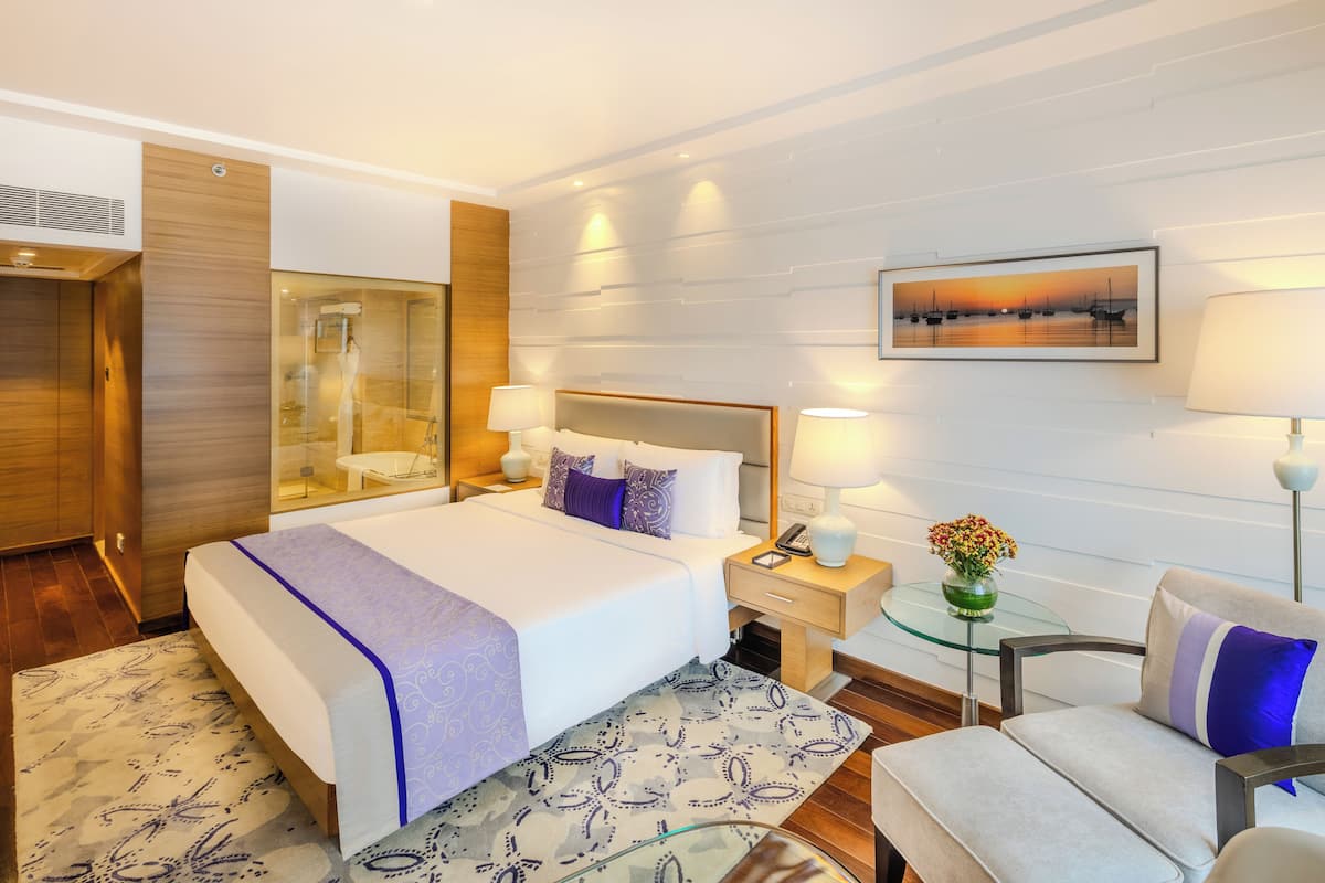 deluxe suite city view queen bed | 1 bedroom, egyptian cotton sheets, premium bedding, pillow-top beds