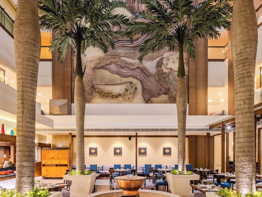 2 restaurants, breakfast served