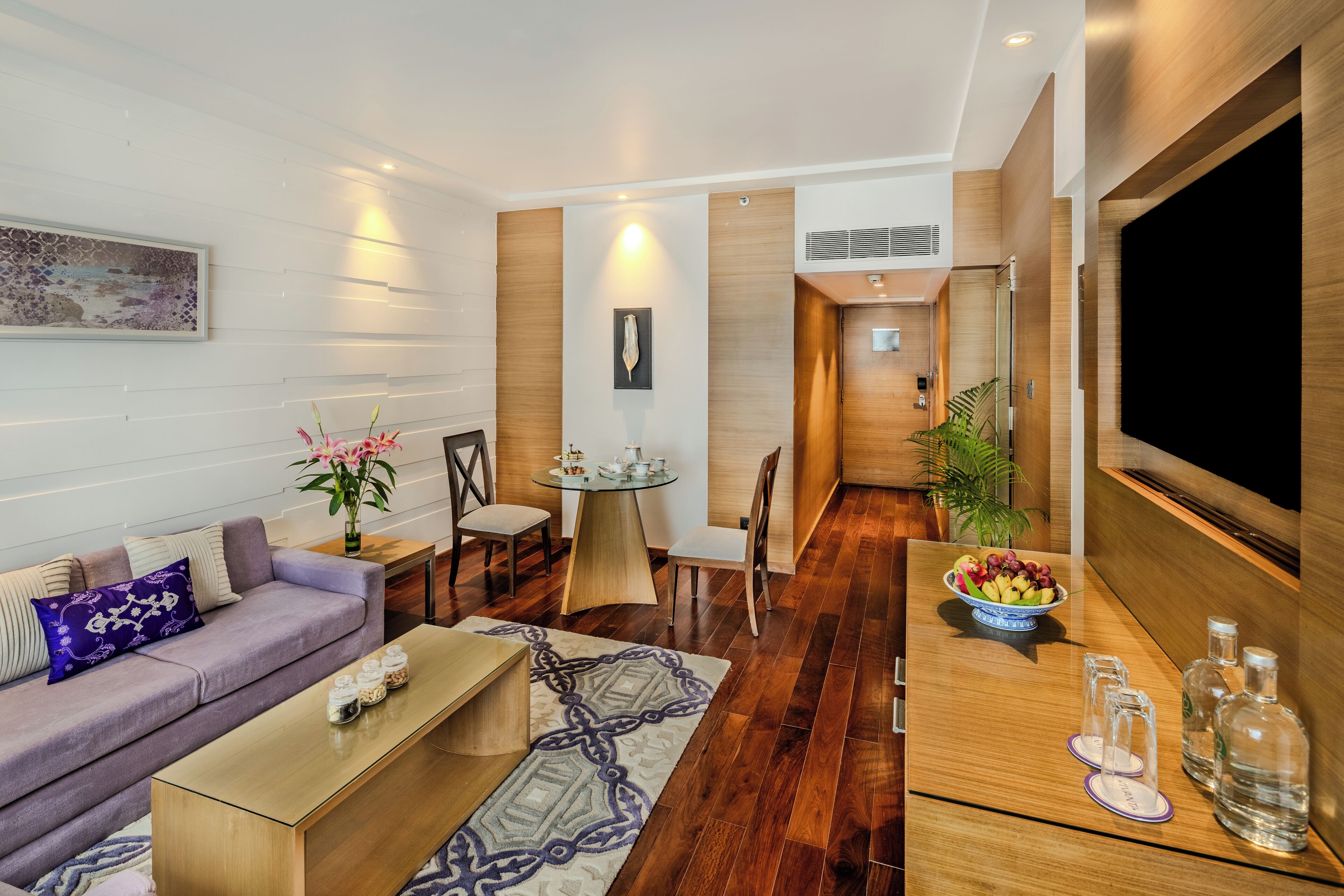 Una sala de estar moderna con sofá, mesa de centro y comedor.