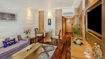 Una sala de estar moderna con sofá, mesa de centro y comedor.