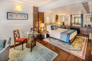 Vivanta Suite City View Queen Bed | 1 habitación, sábanas de algodón egipcio y ropa de cama de alta calidad 