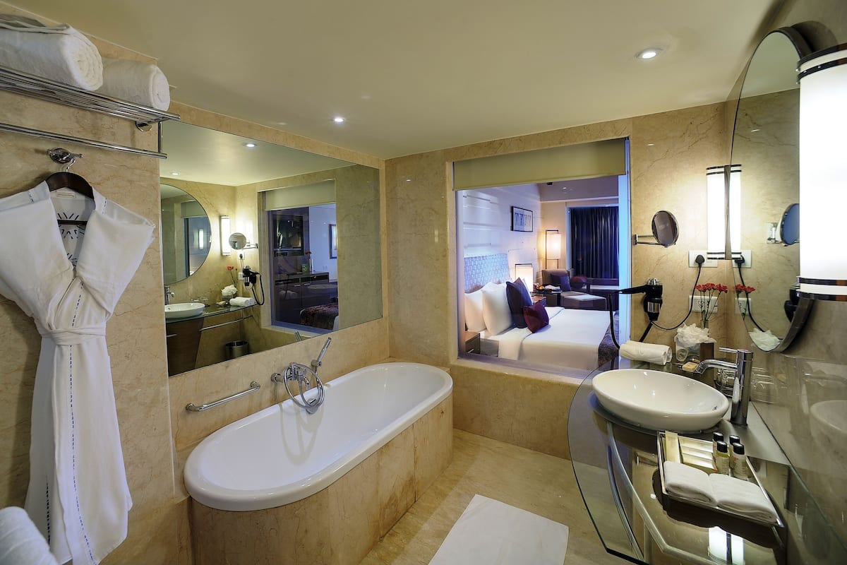 separate bathtub and shower, rainfall showerhead, free toiletries