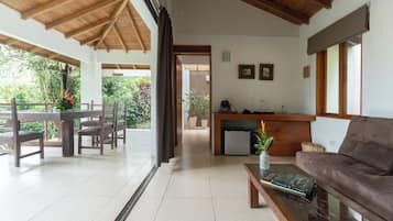 Bungalow | Kamar mandi | Shower, perlengkapan mandi gratis, pengering rambut, dan jubah mandi