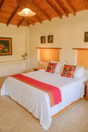 Minibar, caja de seguridad en la habitación y decoración personalizada 