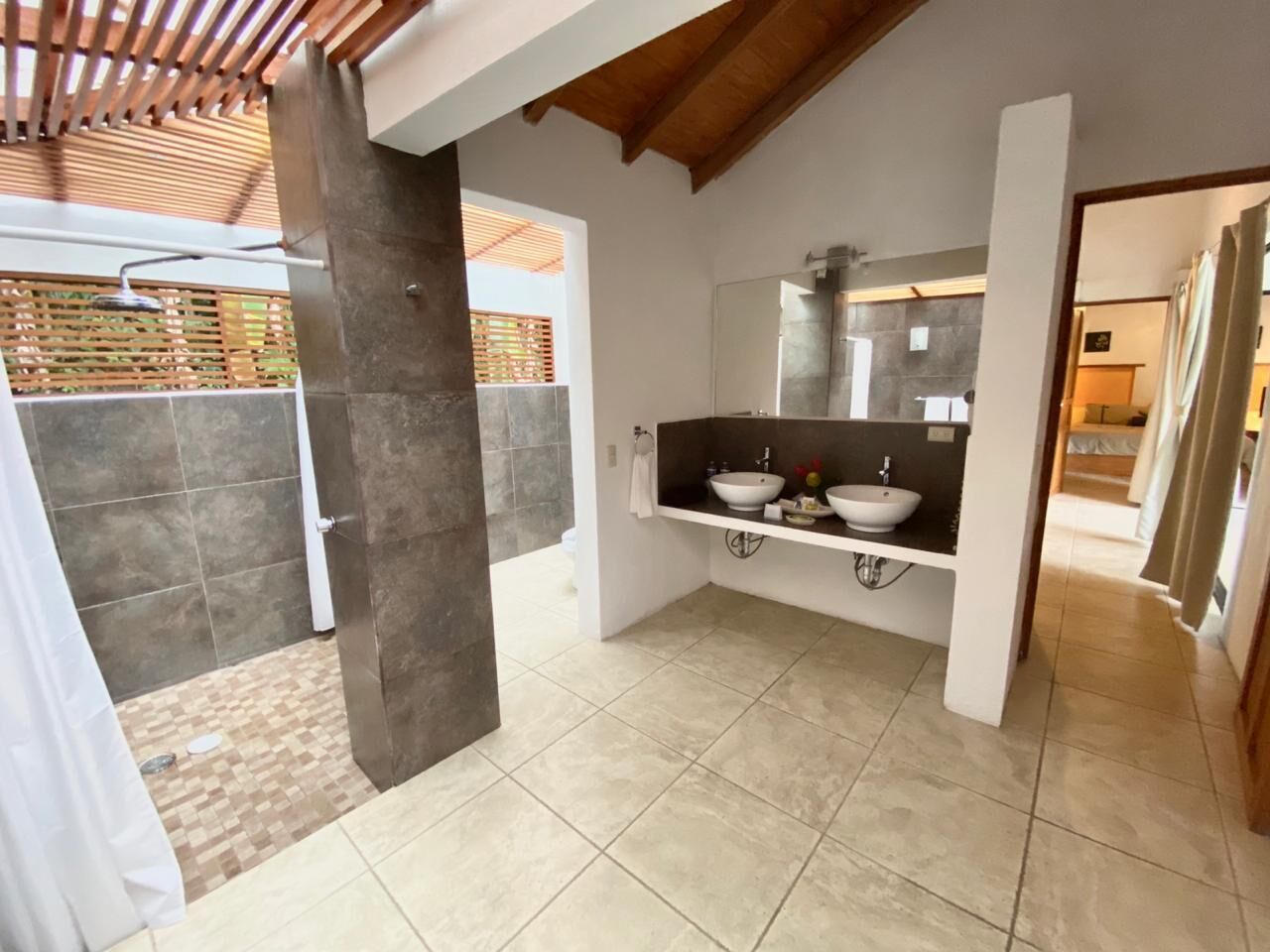 suite double | bathroom | shower, free toiletries, hair dryer, bathrobes