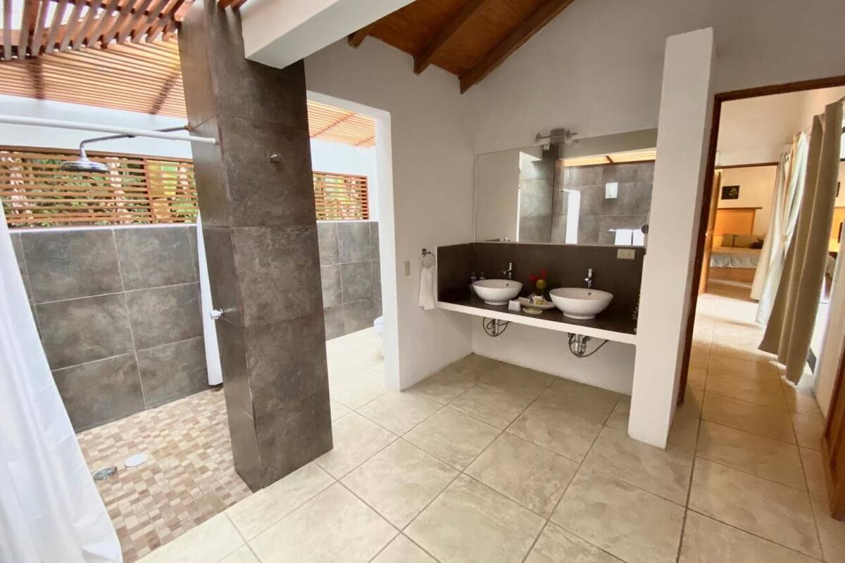 suite double | bathroom | shower, free toiletries, hair dryer, bathrobes