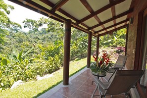 A covered patio with a view of lush greenery, a table with chairs, and a potted plant. -  Hotel Argovia Centro Wellness (Tapachula)