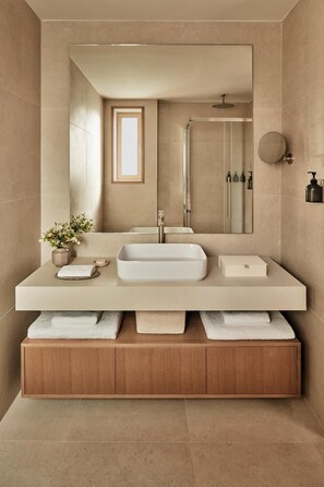 Suite junior, vistas al mar | Baño | Ducha, artículos de higiene personal gratuitos y secador de pelo