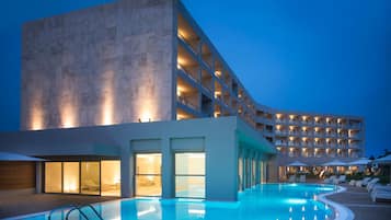 3 outdoor pools, pool umbrellas, sun loungers