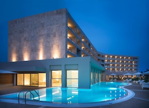3 outdoor pools, pool umbrellas, sun loungers