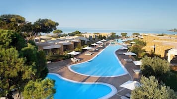 Indoor pool, 3 outdoor pools, pool umbrellas, pool loungers