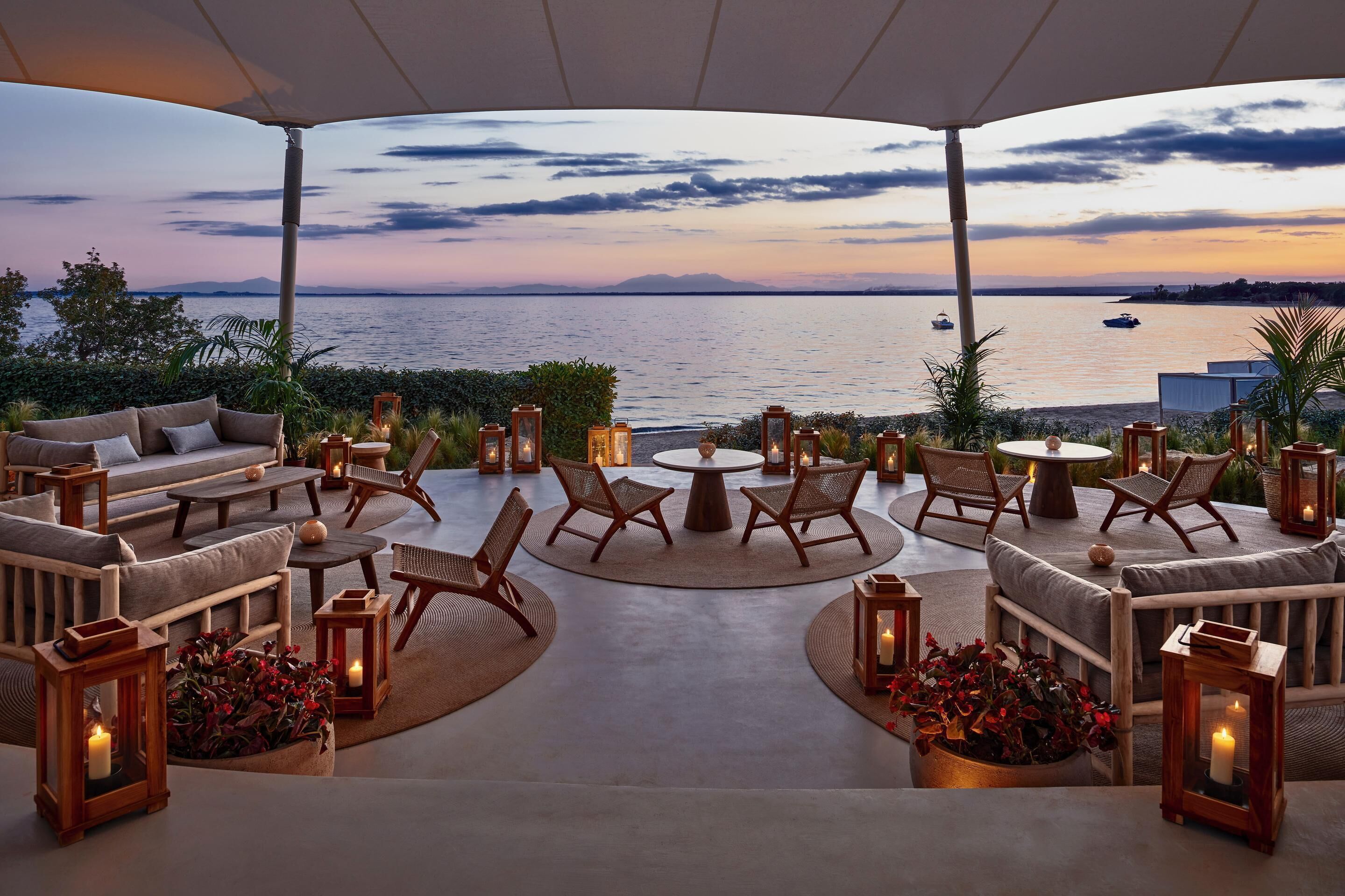 5 Bars/Lounges, 3 Poolbars