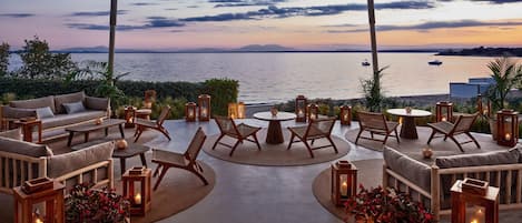 5 bars/lounges, 3 poolside bars