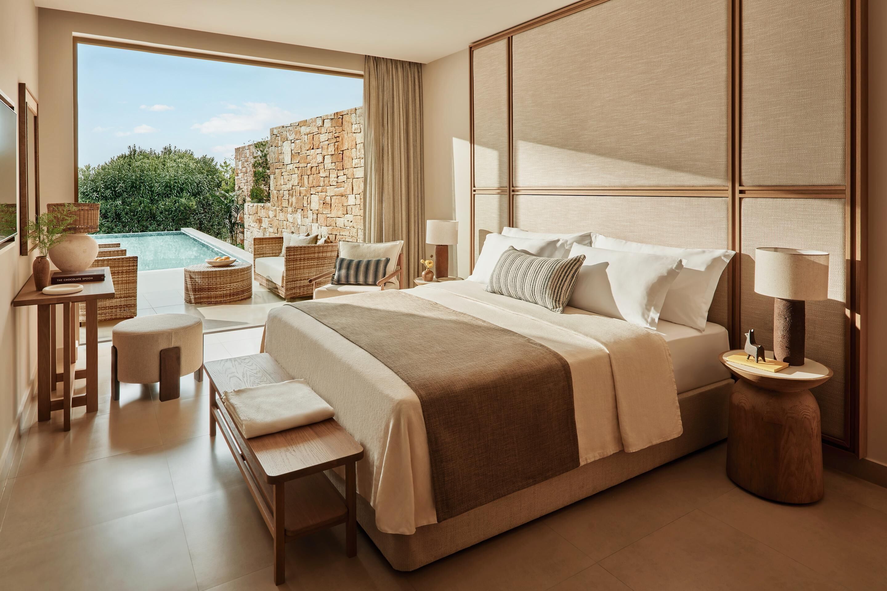 Free minibar, in-room safe, free WiFi