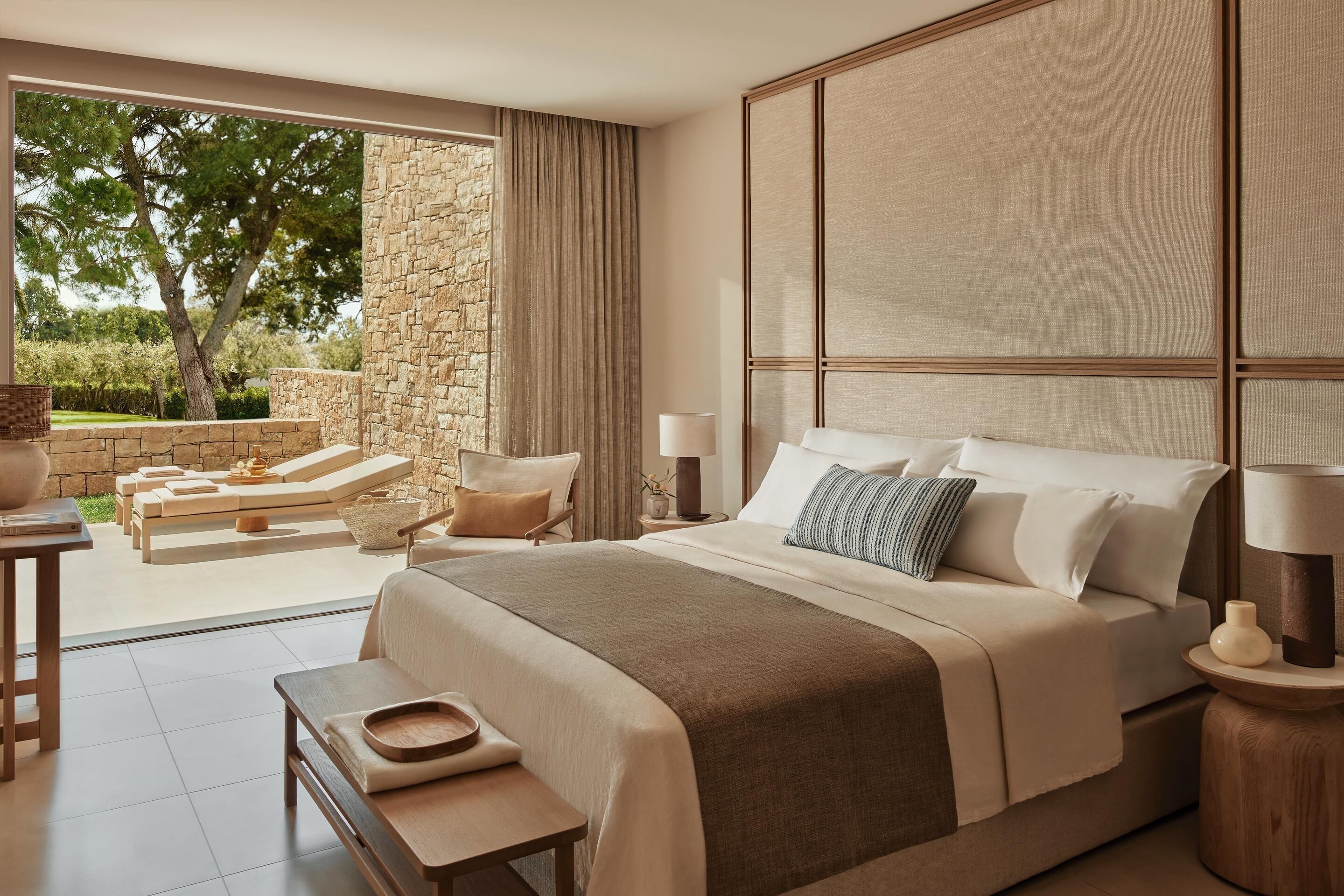 Free minibar, in-room safe, free WiFi