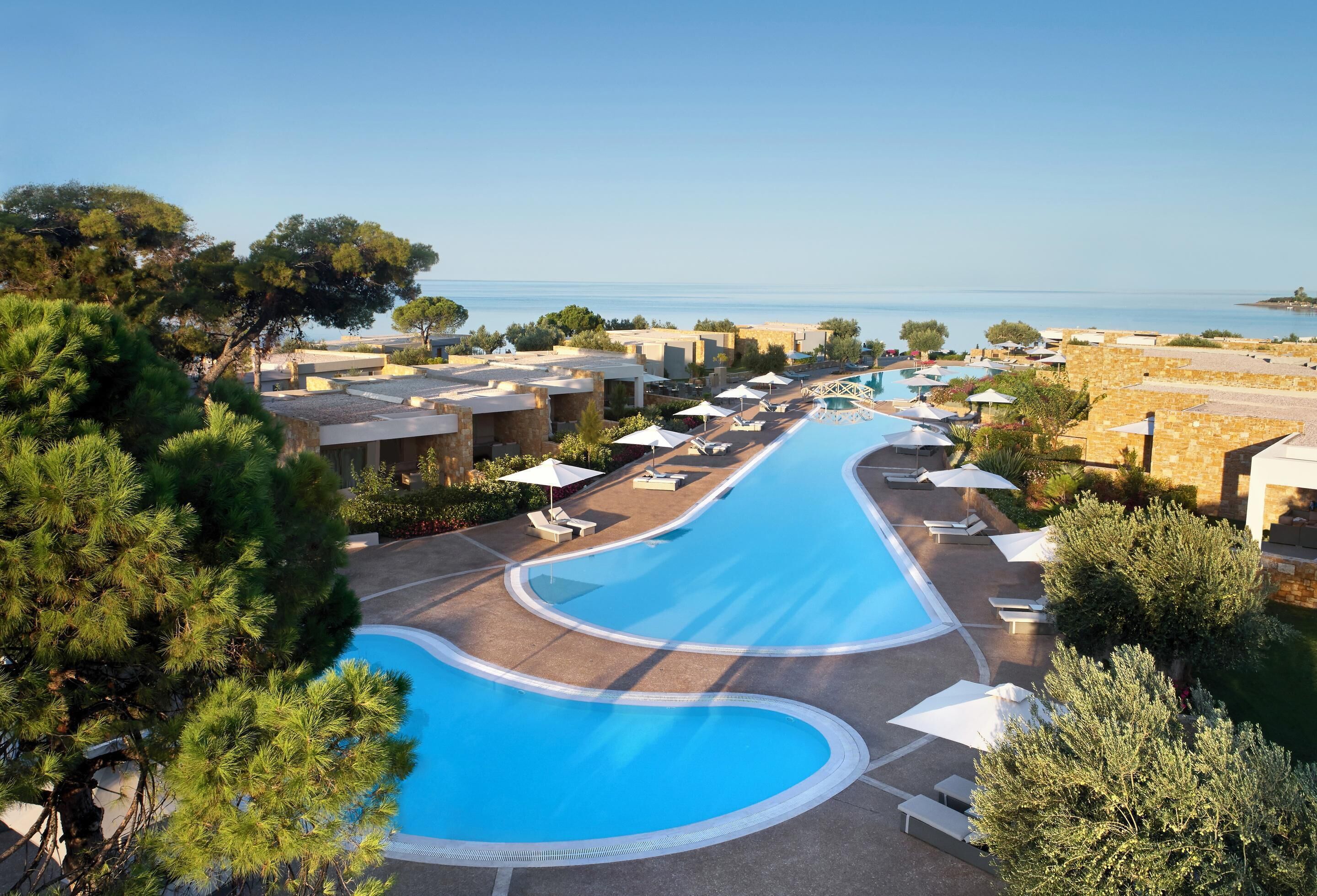 3 개의 야외 수영장, 수영장 파라솔, 일광욕 의자