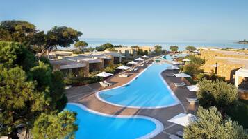 3 kolam renang terbuka, payung kolam, kerusi lepak pantai