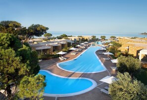3 piscines extérieures, parasols de plage, chaises longues