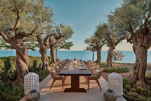 6 restaurants, breakfast, lunch, dinner served; Greek cuisine