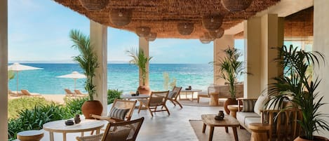 6 restaurants; breakfast, lunch and dinner served