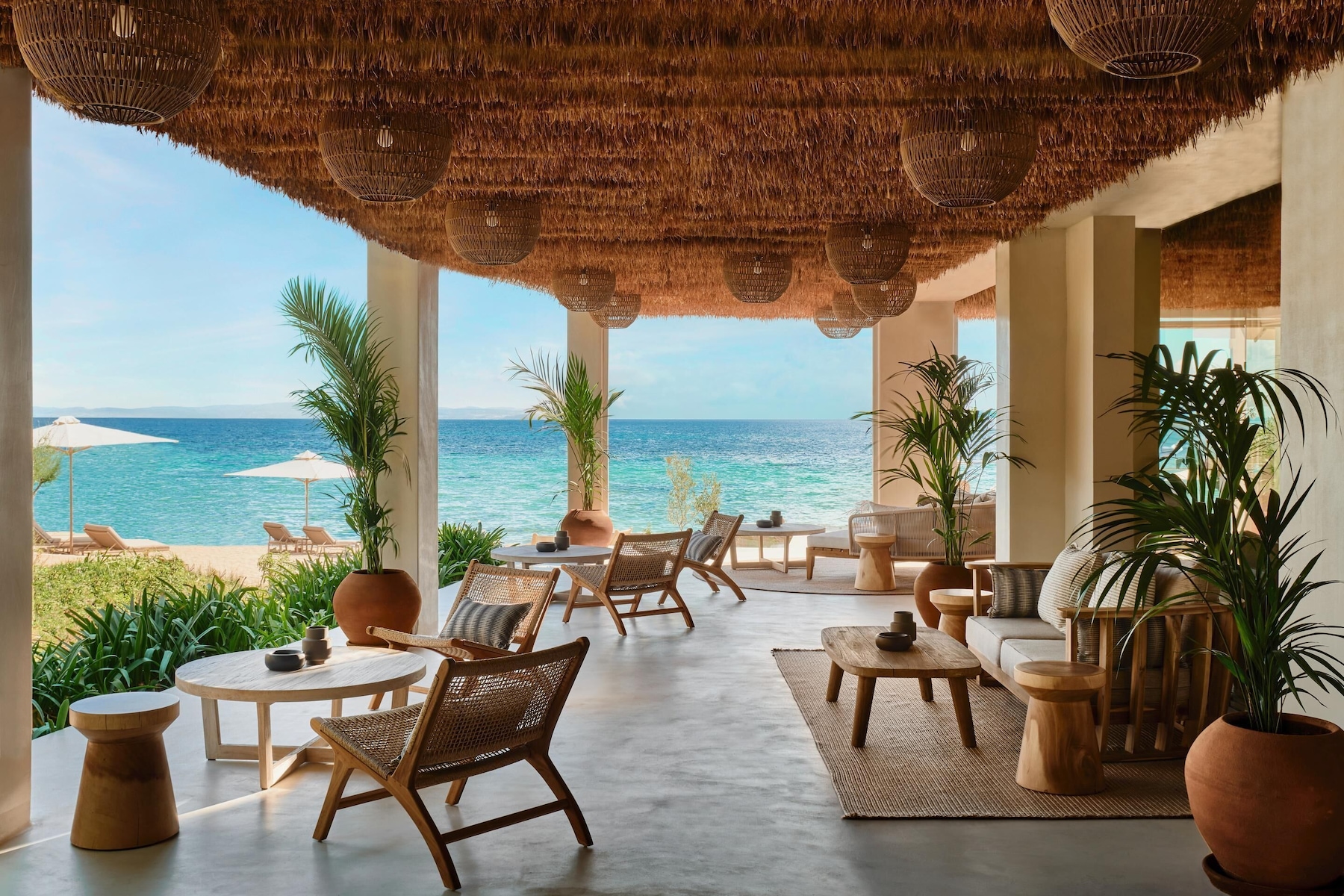 6 restaurants; breakfast, lunch and dinner served