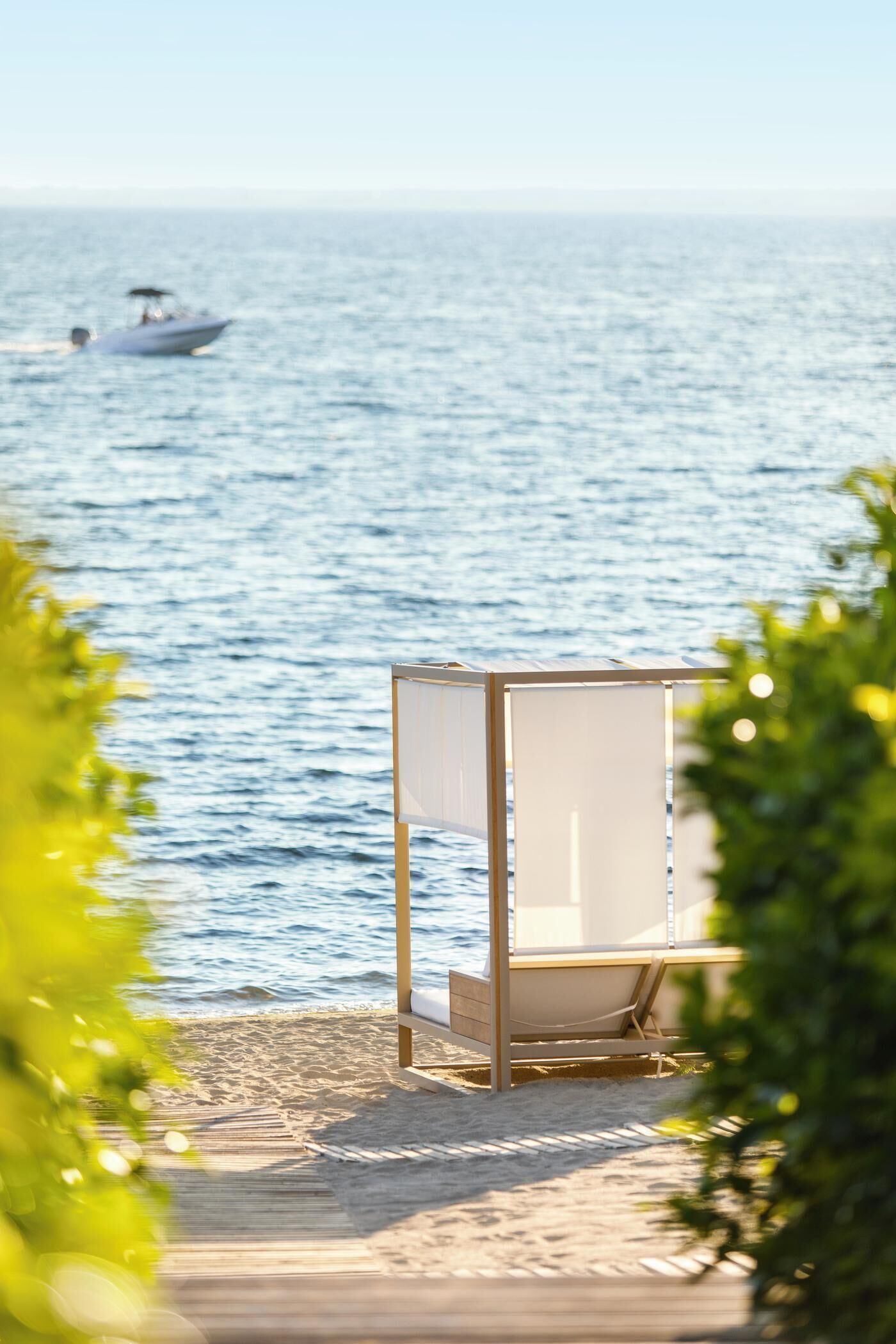 Liegestühle, Sonnenschirme, Strandtücher, Sporttauchen