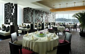 2 restaurants servant le déjeuner, le dîner et le souper