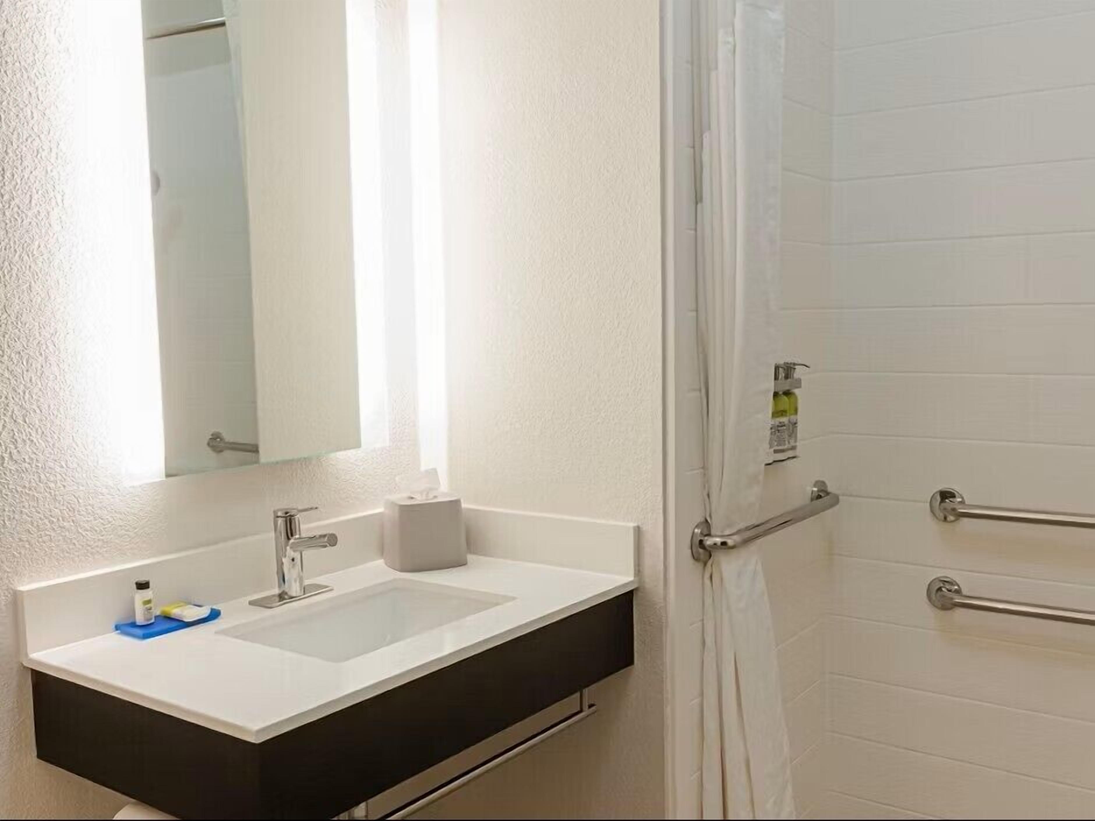 standard room, 1 king bed, roll-in shower (communications, roll-in shower) | bathroom | hair dryer, towels