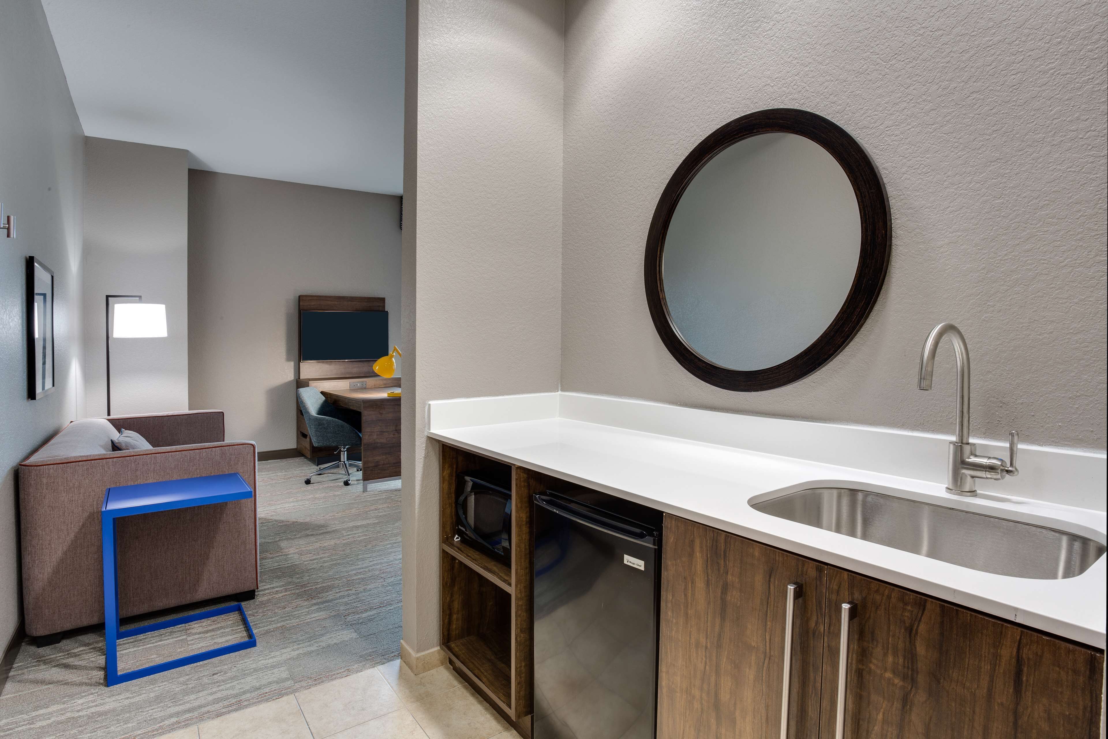 studio suite, 1 king bed, non smoking | minibar