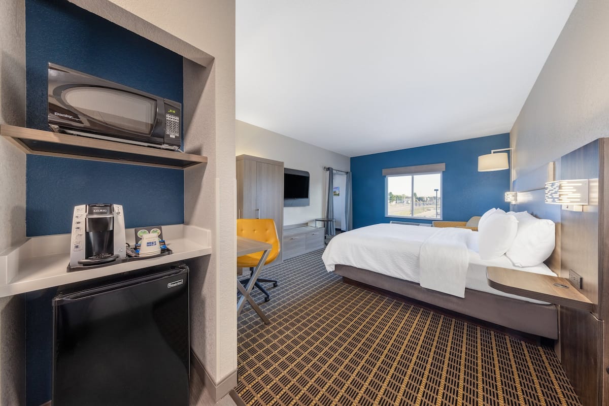 suite, multiple beds (wet bar) | 1 bedroom, in-room safe, desk, iron/ironing board