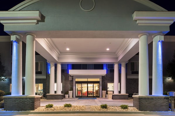 A hotel entrance with a covered patio, columns, and a brick facade. - Holiday Inn Express Hotel & Suites Pittsburg by IHG (Pittsburg)