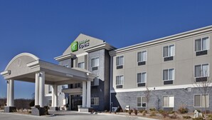 Holiday Inn Express -hotellin rakennus, jossa on katettu sisäänkäynti, useita ikkunoita ja tiiliverhous.