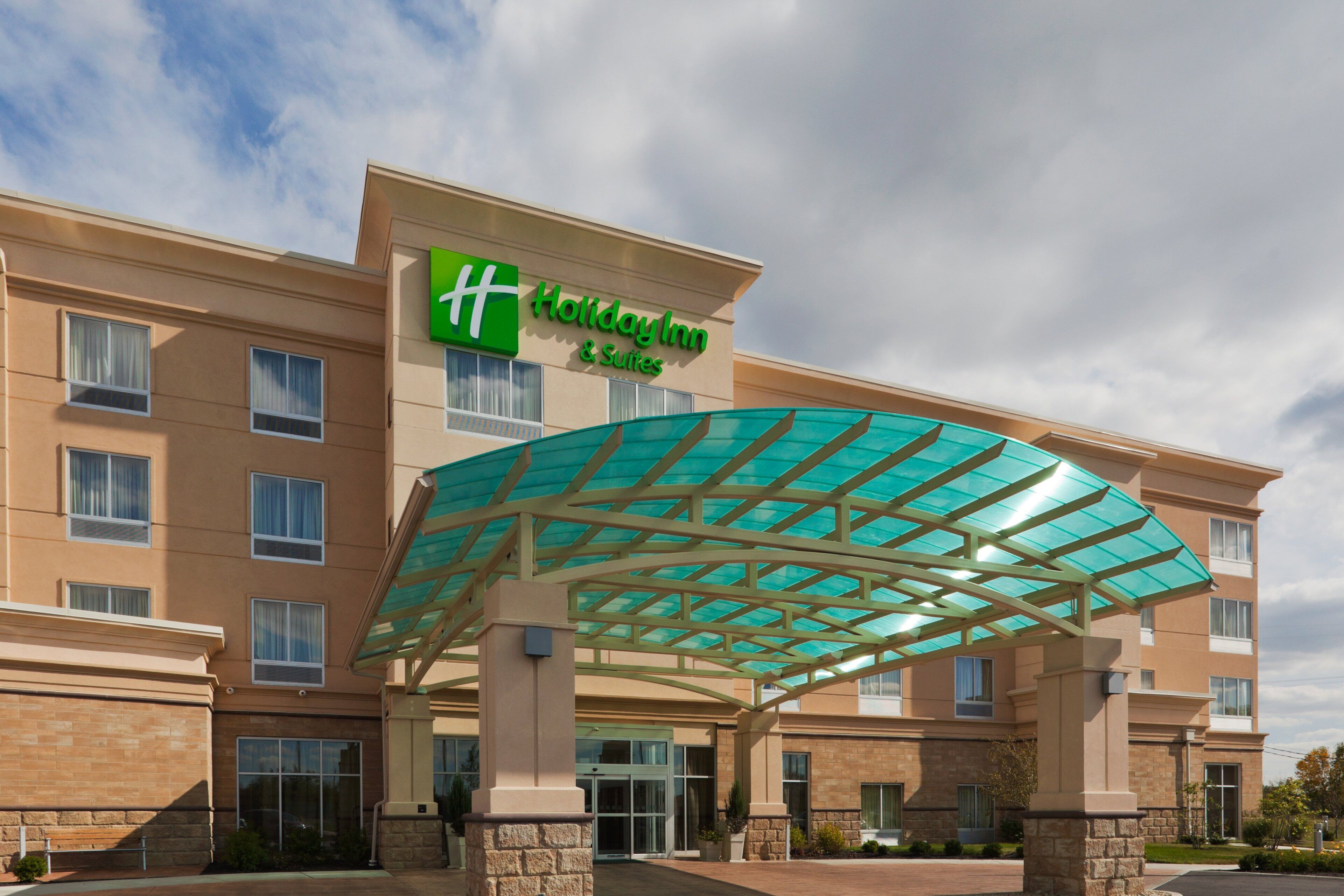 Un hôtel Holiday Inn doté d’une entrée abritée et d’une façade en briques.