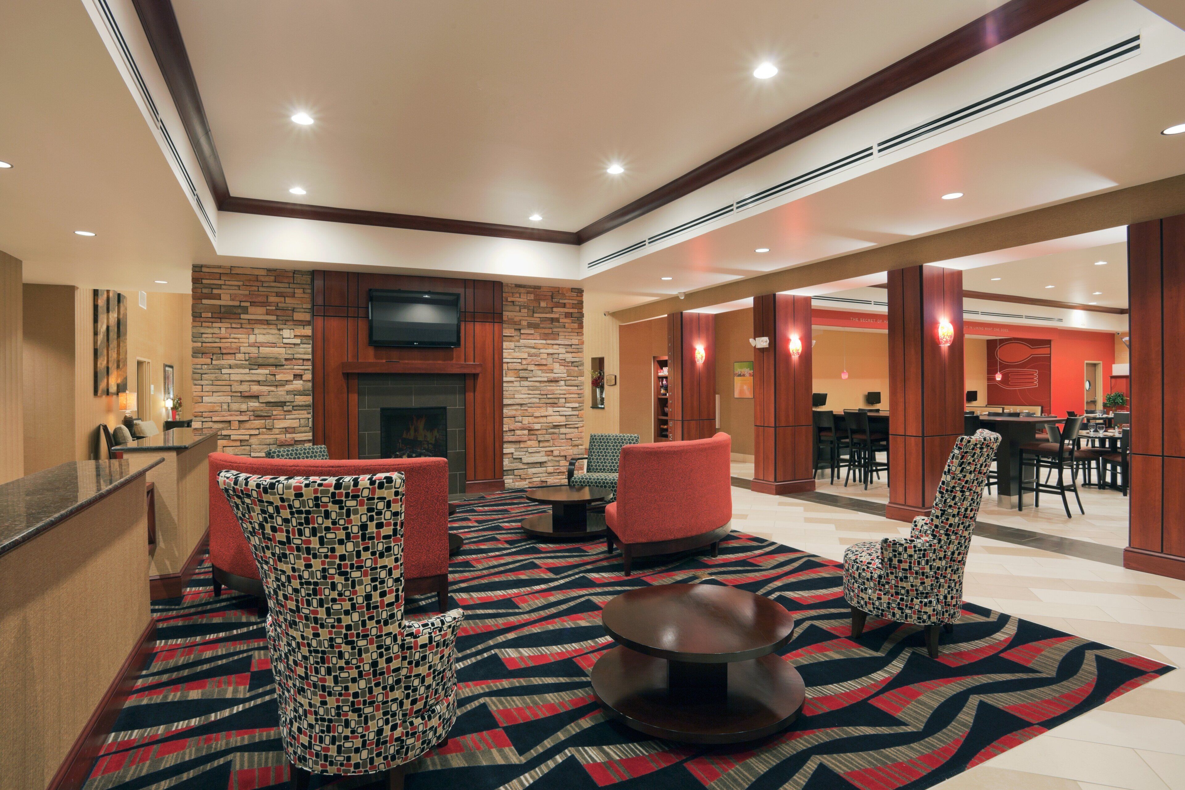 Un hall con chimenea, zona de estar y comedor.
