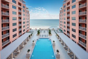 Un hotel con piscina y vistas a la playa.