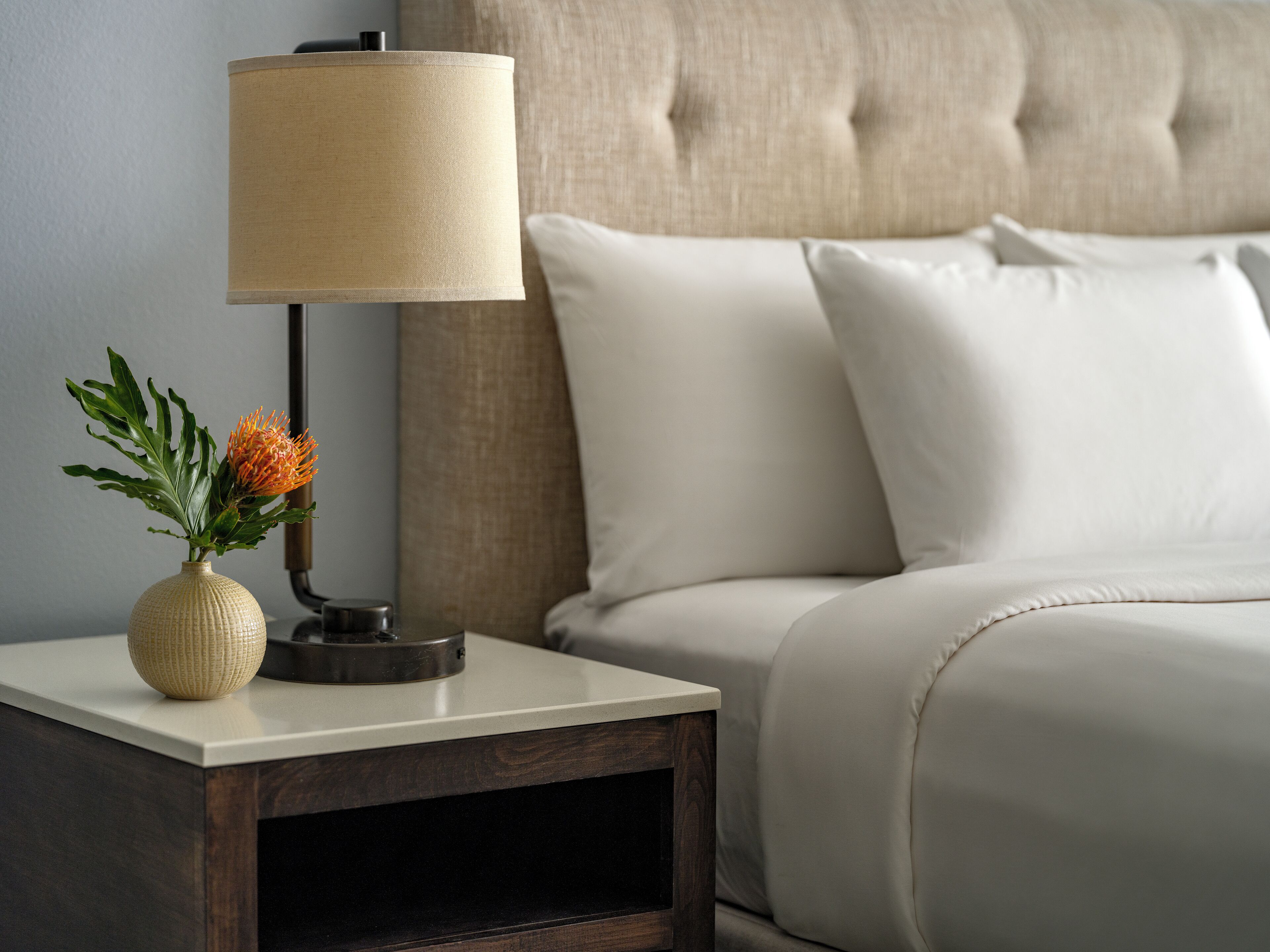 Untuvapeitot, pillowtop-patjalliset sängyt, tallelokero huoneessa