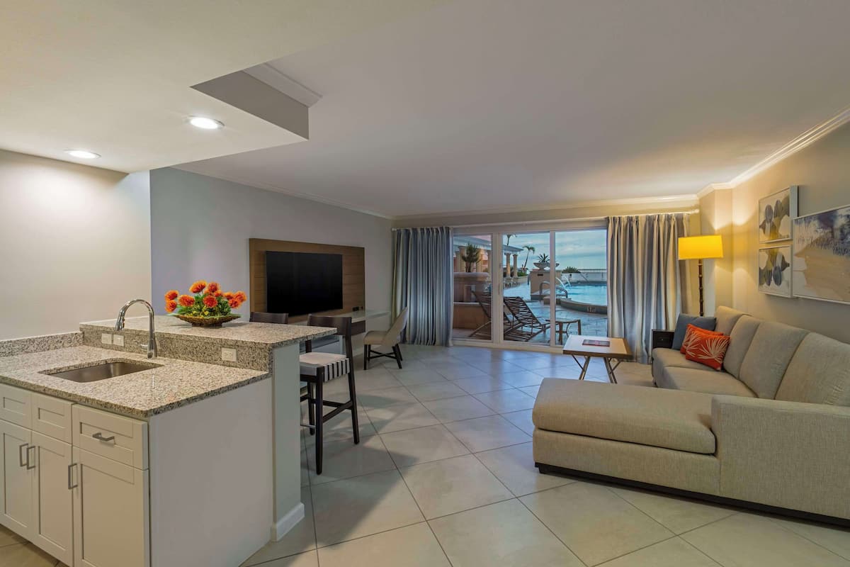 Suite, 1 King Bed, Kitchenette, Poolside