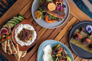2 restaurants, breakfast, lunch, dinner served; seafood