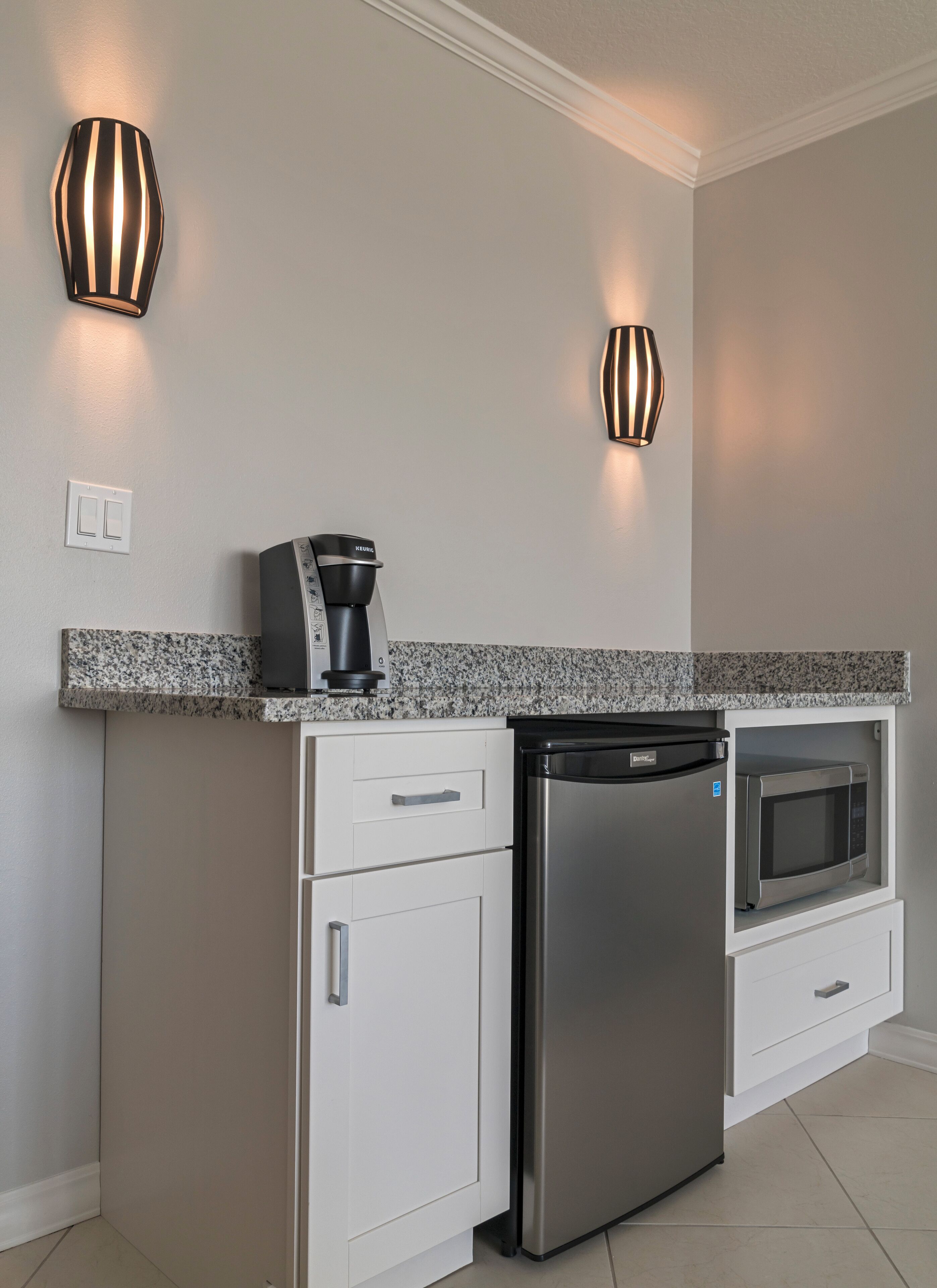 room, 1 king bed, partial ocean view | down duvets, pillow-top beds, in-room safe, desk